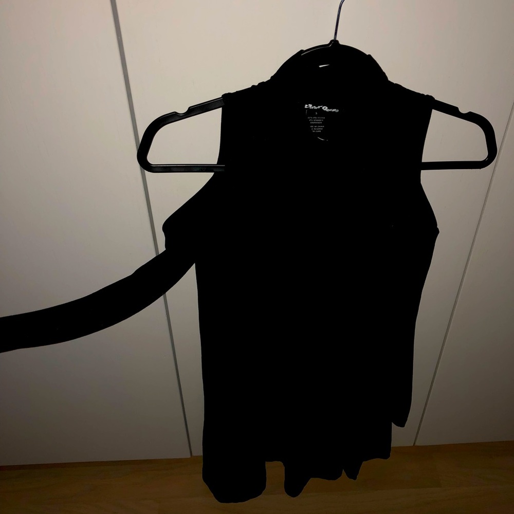 Black off the shoulder sleeve dress